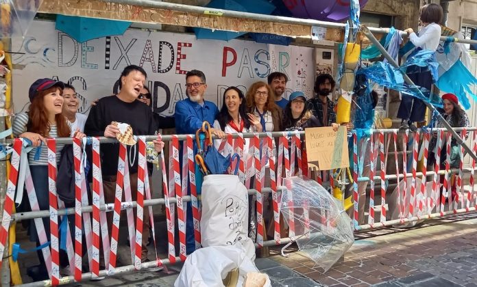 Accion da Plataforma Salvemos os Murais de Lugris no edificio da Rua Olmos