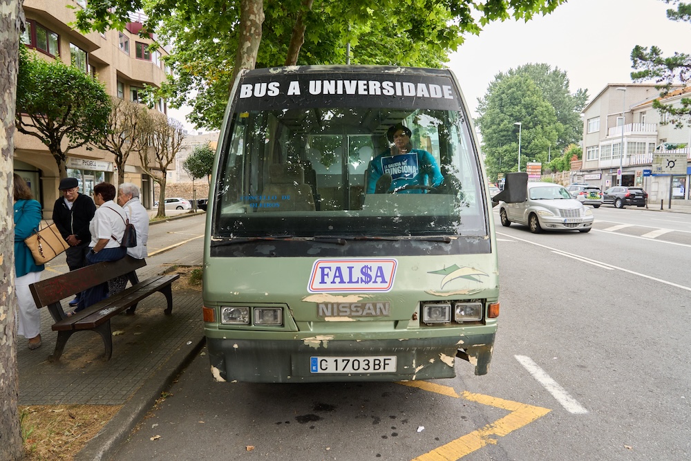 Autobus destartalado Santa Cristina Transporte Xunta 2