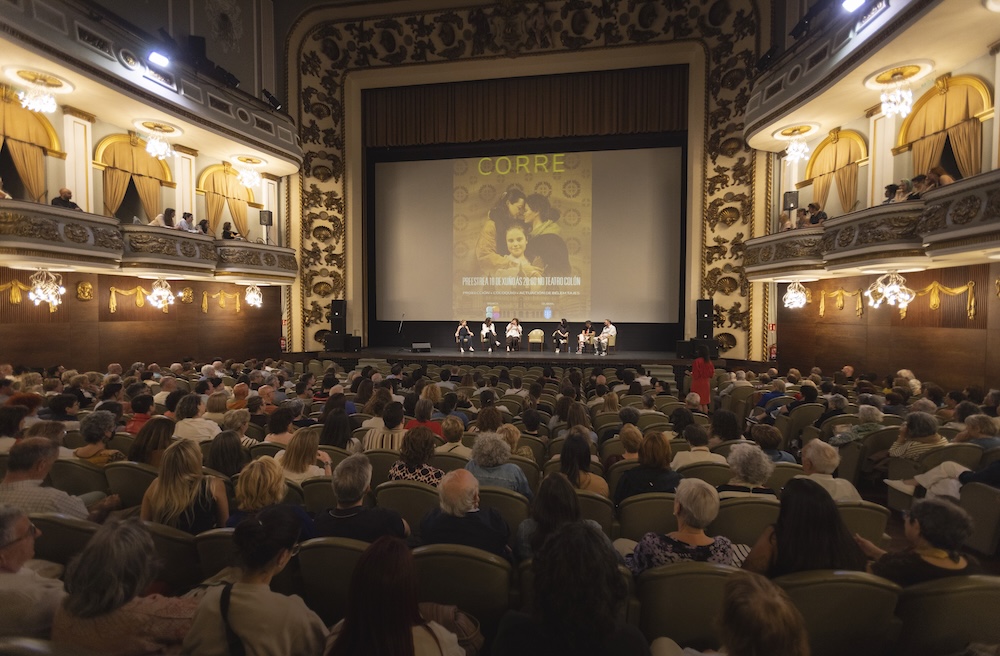 NP - A Coruña abraza “CORRE” na súa preestrea oficial ante máis de 500 persoas no Teatro Colón (2)