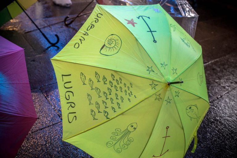 Paraugas e sinaturas para quecer a manifestación polos Murais de Lugrís