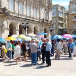 Unha marea de paraugas lugrisáns invadiron María Pita