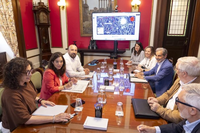 apg_20260610_ALCALDESA_LAGE_REUNION_VECINO_XUXAN_BUS_000