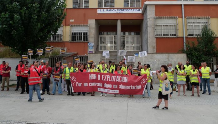 Delegados sindicais concentrados na Coruña, ante a sede do Servizo de Mediación e Arbitraxe (SMAC), con motivo do acto de conciliación. CIG