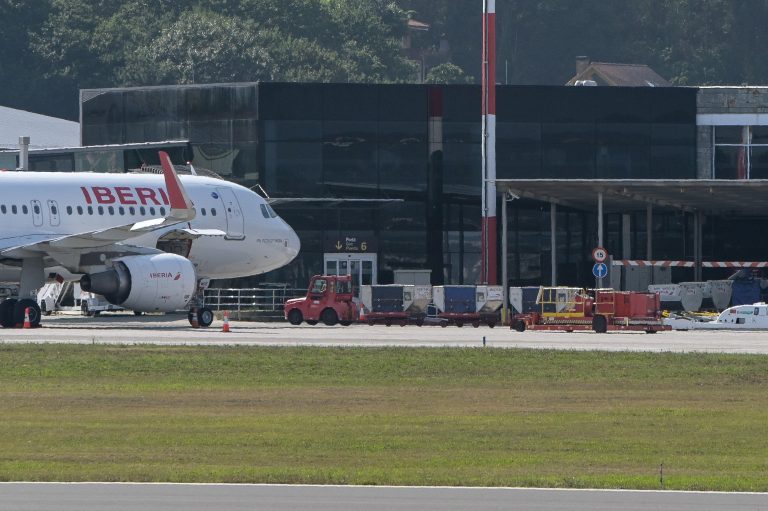 Inés Rey pide á Xunta colaboración coas conexións aéreas