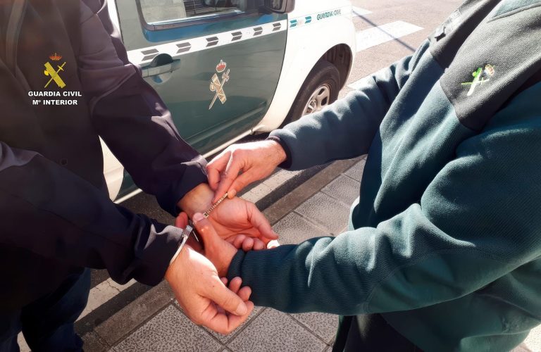 A Garda Civil localiza e detén dous fuxitivos nunha terraza