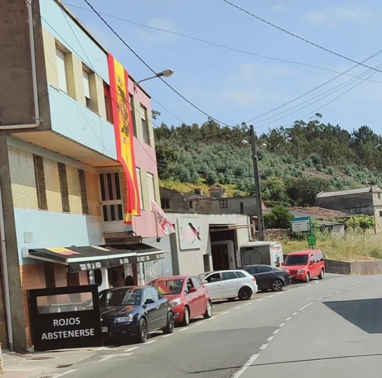A Xunta investiga un bar de Arteixo con simboloxía franquista e o aviso ‘Vermellos absterse’