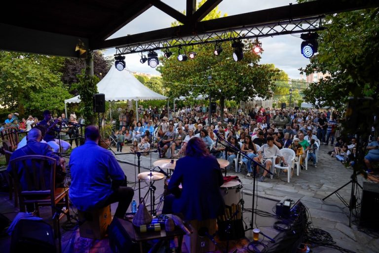 O Burgo marida o Jazz co Medievo
