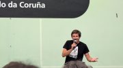 Carlos Sante un dos principais organizadores do Festival Manicomicos presentando unha actuacion do ano pasado no Frontón