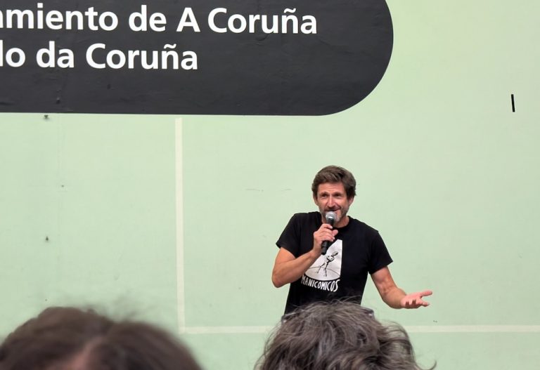 Carlos Sante un dos principais organizadores do Festival Manicomicos presentando unha actuacion do ano pasado no Frontón