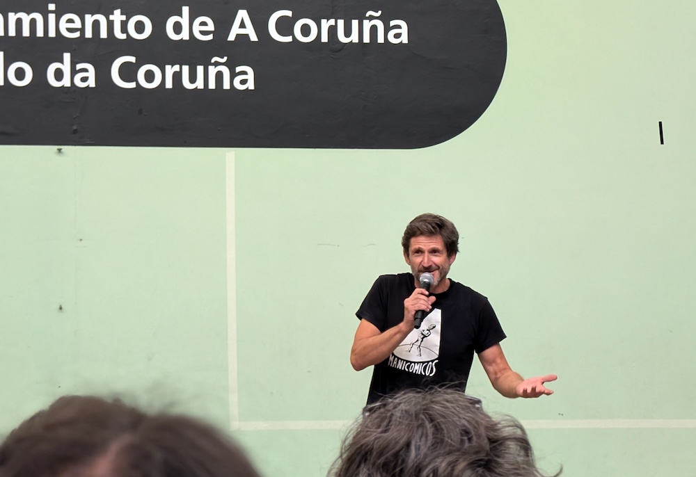 Carlos Sante un dos principais organizadores do Festival Manicomicos presentando unha actuacion do ano pasado no Frontón