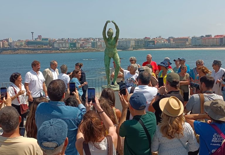 Estatua aos Glofinos de Riazor-Foto. Marcos GP