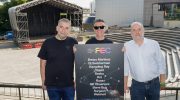 O concelleiro de Cultura e Turismo, Gonzalo Castro, cos organizadores, Pablo Cubeiro e Roi Grobas