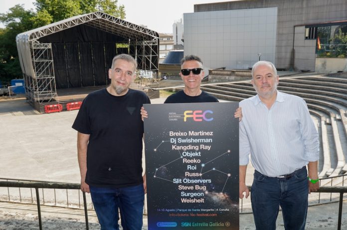 O concelleiro de Cultura e Turismo, Gonzalo Castro, cos organizadores, Pablo Cubeiro e Roi Grobas