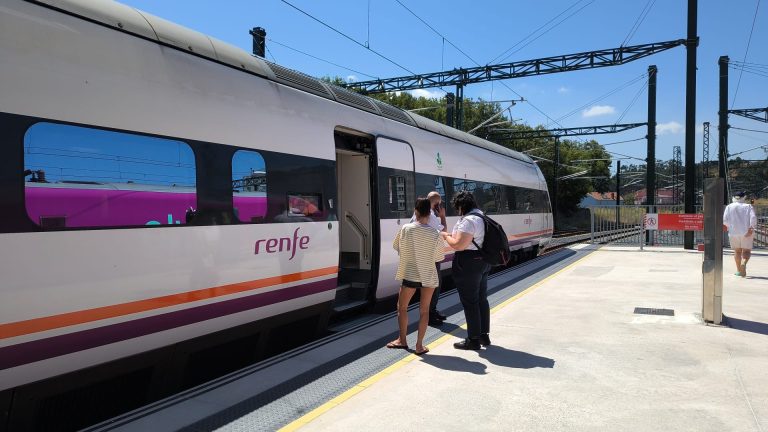 Restablecida a circulación ferroviaria na Coruña tras verse interrompida por un incendio próximo ás vías