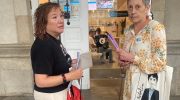 Dúas representantes da Asociacion Agra presentando sinaturas contra a urbanización do Parque da Agra