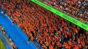 Camisetas laranxas en Riazor