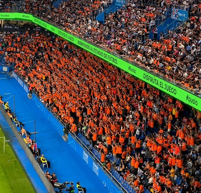 Camisetas laranxas en Riazor