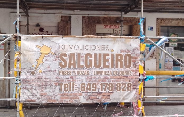 Unha pancarta de demolicions da rua Olmos nos Murais de Lugris