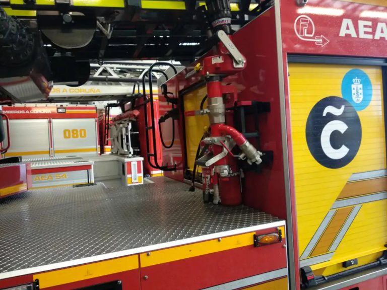Trasladadas dúas persoas tras un incendio nunha vivenda na Coruña