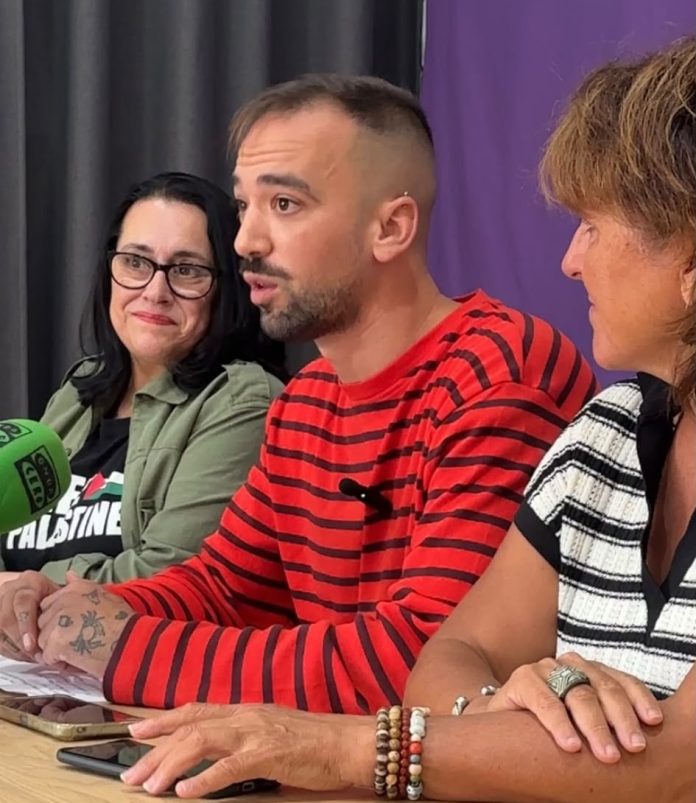Aitor Neira con Trinidad Palacios e Isabel Faraldo presentando Podemos Coruña