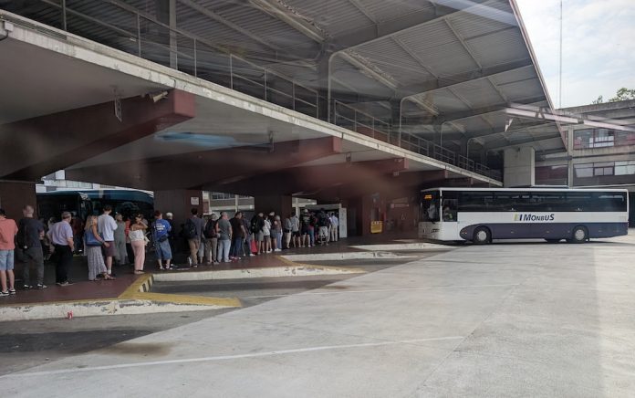Colas na estacion de Buses da Coruña