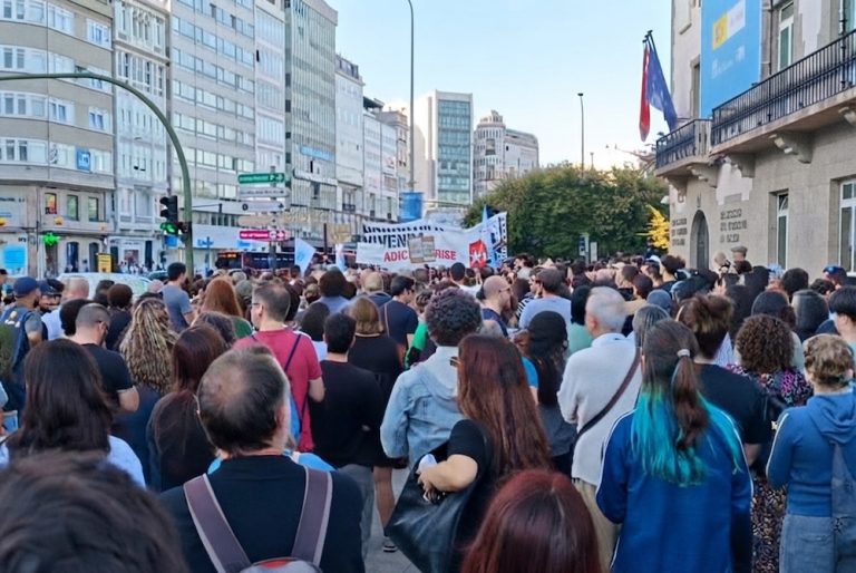 “Por todas as Maricarmen” e “Fondos voitre fóra de aquí”