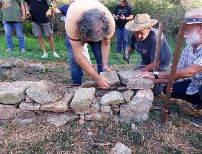Obradoiro de construcion de valos artesanais no Monte dos Crutos