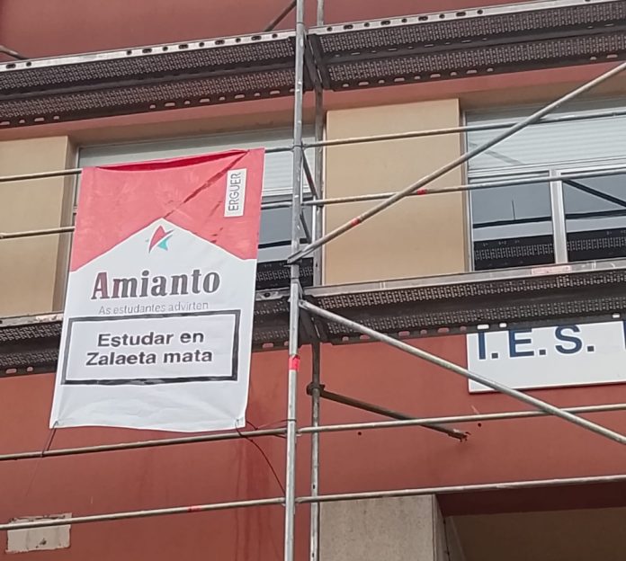 Protestas nos andamios das obras do IES Zalaeta