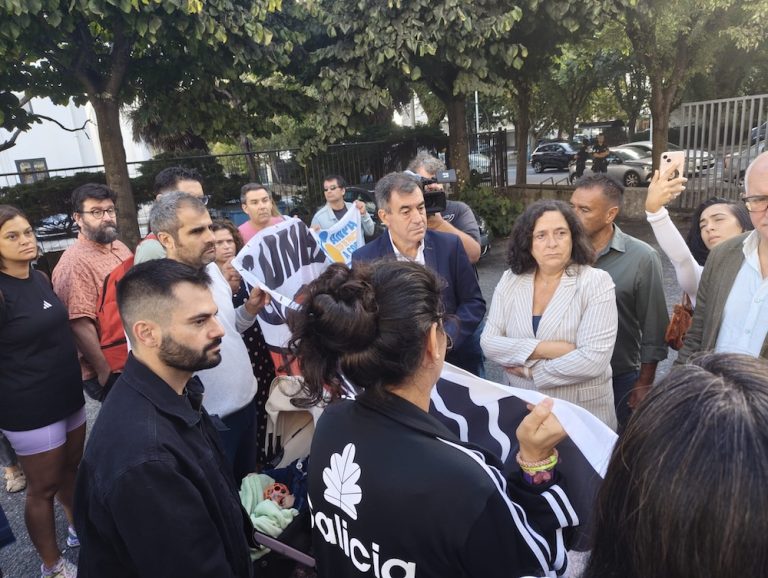 O conselleiro de Educación promete ás indignadas familias do CEIP Prácticas que afrontará a reforma integral