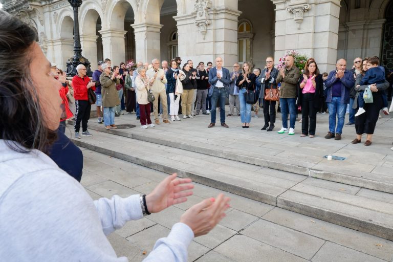 A Coruña garda un minuto de silencio por Maricarmen, convertida en símbolo da loita pola vivenda