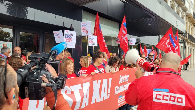 “Moito beneficio, o noso sacrificio”, decenas de traballadores do sector financeiro protestan para reclamar mellores condicións laborais