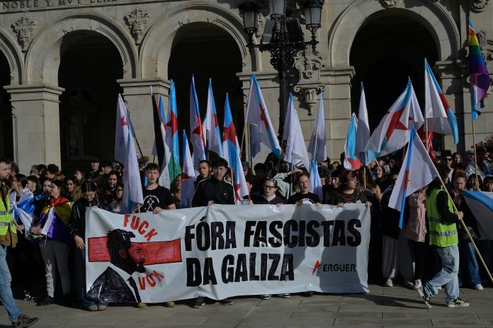 Varias persoas durante unha concentración contra a visita do presidente de Vox, Santiago Abascal, á Coruña.. M. Dylan - Europa Press