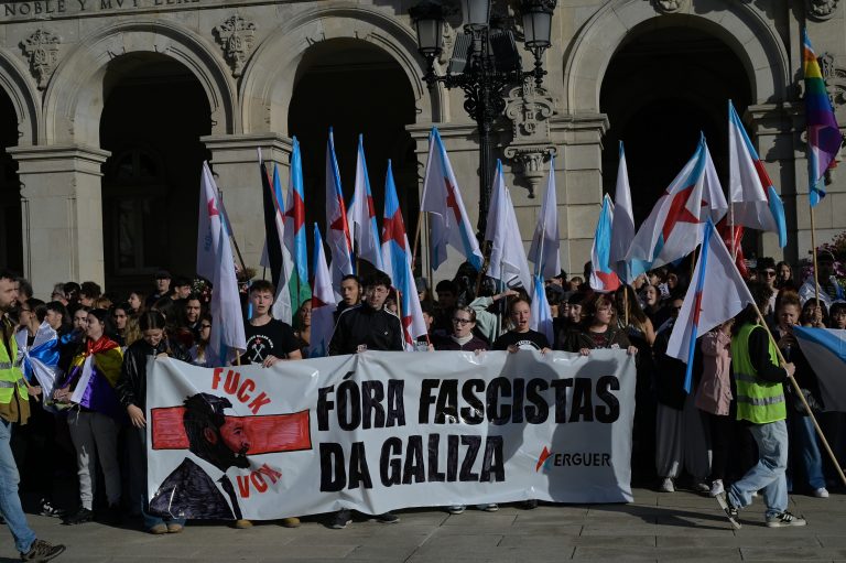 Varias persoas durante unha concentración contra a visita do presidente de Vox, Santiago Abascal, á Coruña.. M. Dylan - Europa Press