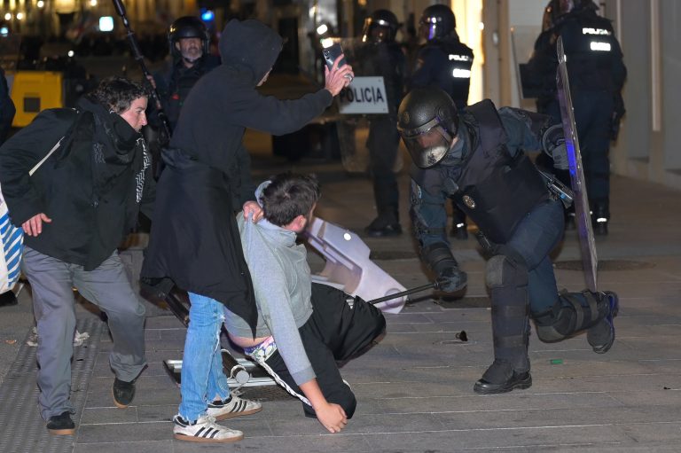 Un pequeno grupo provocou altercados na Coruña ao remate da manifestación contra “a represión policial” nos disturbios tras o acto de Abascal