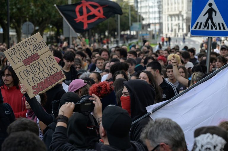 Miles de persoas denuncian pacíficamente a “violencia policial”: “Galicia será a tumba do fascismo”