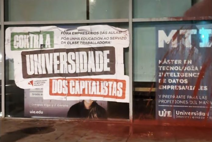 A Coordinadora da Mocidade Socialista vandaliza a sede da Universidade de Abanca na Coruna e Compostela