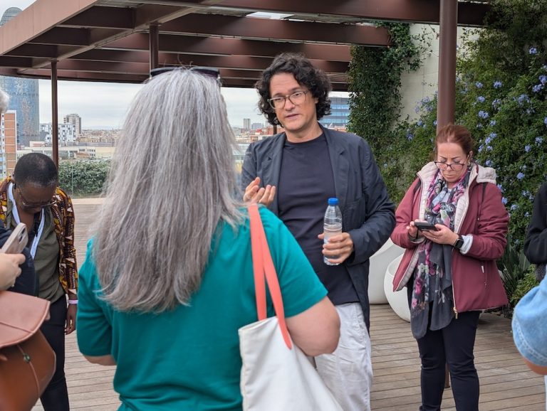 Aritz Sáez Aróstegui dando unha visita guiada na premiada cuberta verde do Edificio Urbit de Barcelona