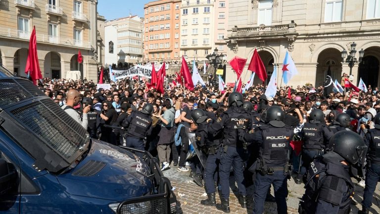 (VÍDEO) Esixen a dimisión do Delegado do Goberno polas “desproporcionadas” cargas policiais á mocidade antifascista que prantou cara a VOX
