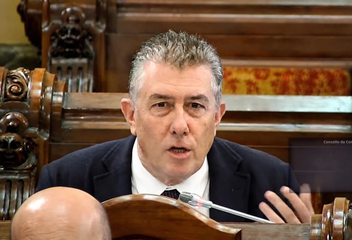 O Concelleiro Ignacio Borrego no pleno