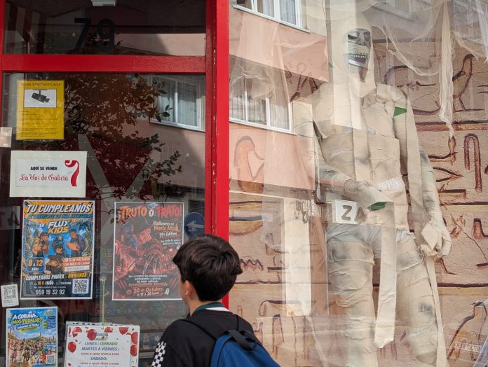 Establecimentos como Endulzarte, na Rúa Hércules vístense de Samaín