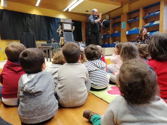 Un contacontos na Biblioteca de Monte Alto