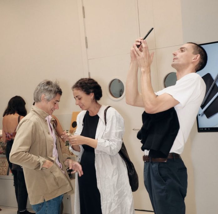 Visitantes a un dos primeiros actos do Centro de Arte da FMJJ