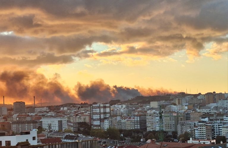(Vídeo) Un gran incendio en Visma cobre de negro o ceo de Arteixo
